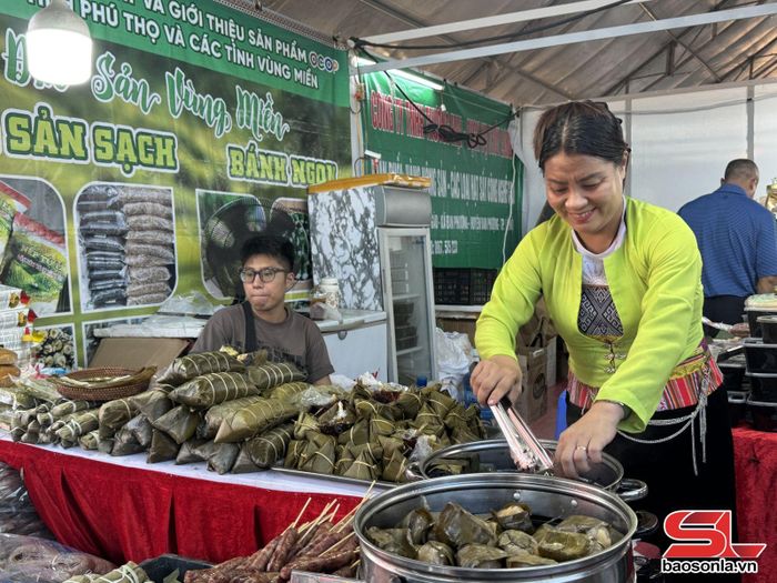 Sản phẩm bánh sắn, bánh tẻ, bánh chưng, bánh khúc đặc sản của tỉnh Phú Thọ. 