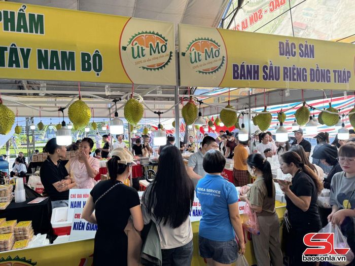 Du khách xếp hàng tại gian hàng của tỉnh Đồng Tháp. 