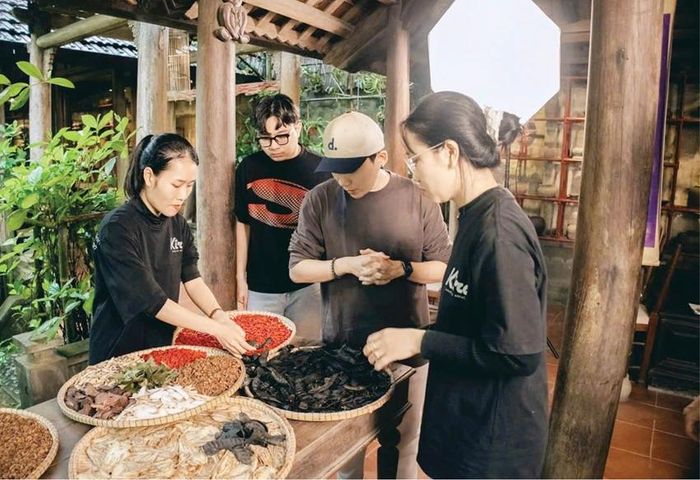 Trung An (thứ hai, phải qua) và những người cộng sự luôn “set up” kỹ càng để có những khung hình đẹp mắt nhất
