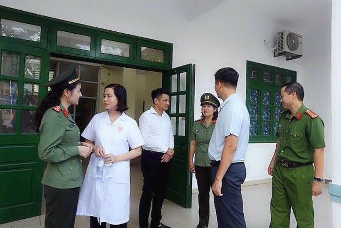 Đại tá Mai Thị Kim Thanh, Trưởng phòng Y tế dự phòng Cục Y tế Bộ Công an trực tiếp hướng dẫn cán bộ y tế xã Thư Lâm cách sử dụng một số vật tư hóa chất xử lý vệ sinh môi trường và phòng dịch sau lũ lụt. 