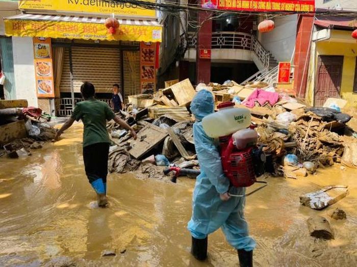 Cán bộ y tế Công an tỉnh Cao Bằng phun khử khuẩn, phòng dịch trụ sở làm việc và trường học tại phường Thục Phán sau khi lũ rút.