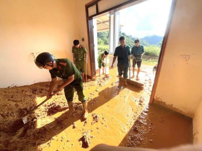 Công an tỉnh Lạng Sơn hỗ trợ nhân dân nạo vét bùn đất, dọn dẹp vệ sinh nhà cửa bị ngập bùn sau khi lũ rút.