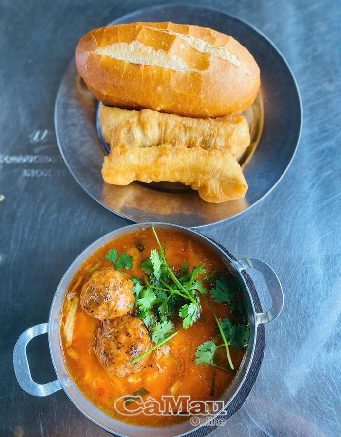 Bánh mì chảo ốp la trứng với xíu mại.