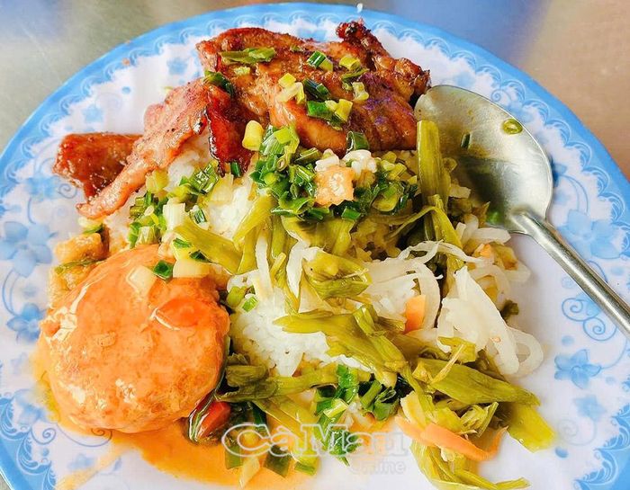 Cơm sườn xíu mại làm tăng thêm sự hấp dẫn của món ăn.