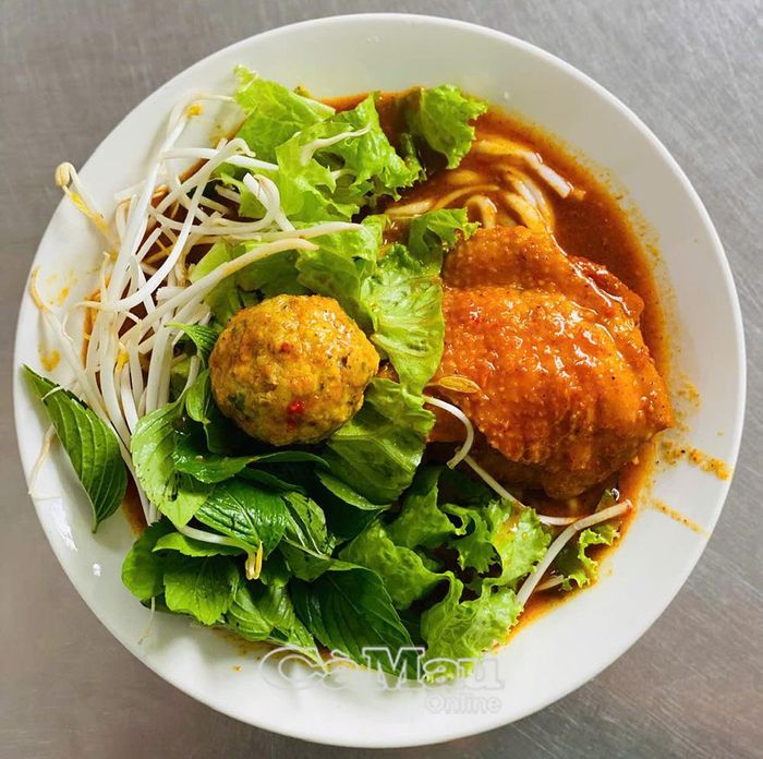 Bánh tầm cay gà và xíu mại.