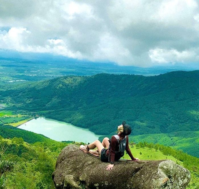 Du khách tận hưởng những phút giây thư giãn, hòa mình vào đất trời của cảnh sắc trên đỉnh núi Chư Nâm