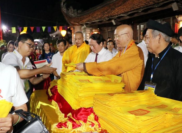 Lãnh đạo thành phố Hải Phòng và các nhà sư phát ấn cho nhân dân