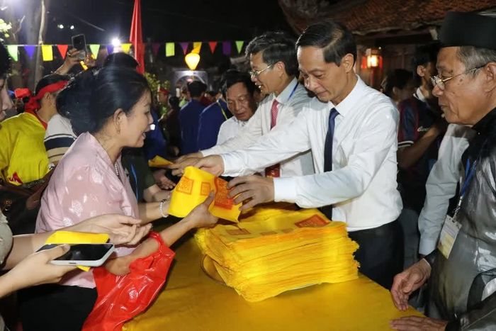 Lãnh đạo thành phố Hải Phòng phát ấn cho nhân dân