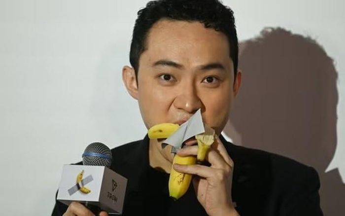  Justin Sun- doanh nhân tiền số đã chi 6,2 triệu USD mua tác phẩm "Comedian" đã ăn nó và cho biết hương vị rất ngon. Ảnh: NyTimes 