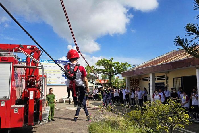  Hướng dẫn kỹ năng, trải nghiệm và thực hành chữa cháy, cứu nạn, cứu hộ cho cán bộ, giảng viên và sinh viên. 