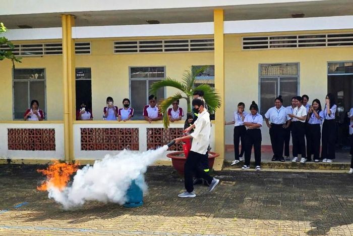  Các em sinh viên trải nghiệm và thực hành chữa cháy, cứu nạn cứu hộ. 
