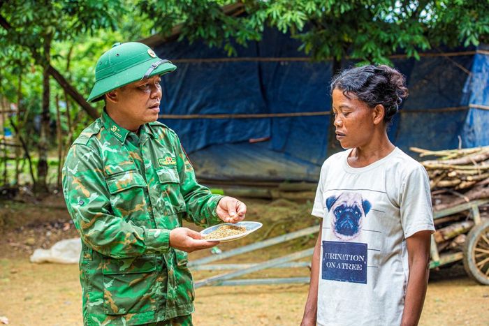 Cán bộ cắm bản Đồn Biên phòng Cà Xèng tuyên truyền cho đồng bào chú trọng vào những dự án cây lâu năm để giảm nghèo bền vững. Ảnh: Lê Văn Chương