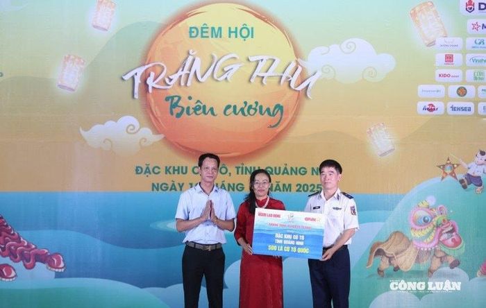 Trung tướng Bùi Quốc Oai, Chính ủy Cảnh sát Biển Việt Nam và đại diện Báo Người lao động trao tặng 500 Lá cờ Tổ quốc tới chính quyền và nhân dân Đặc khu Cô Tô.