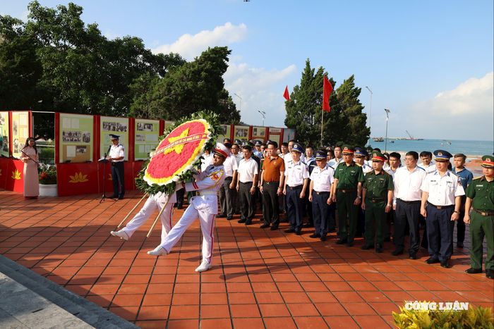 Lễ dâng hoa, dâng hương tưởng nhớ Chủ tịch Hồ Chí Minh tại đảo Cô Tô.