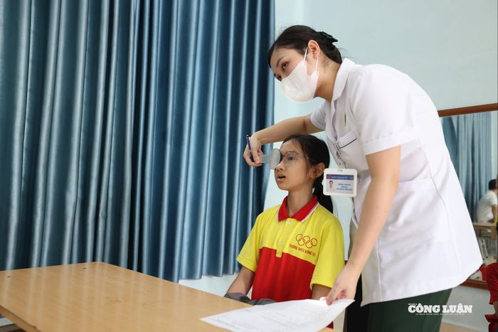 Hoạt động khám, phát thuốc miễn phí cho các em học sinh trên đảo Cô Tô.