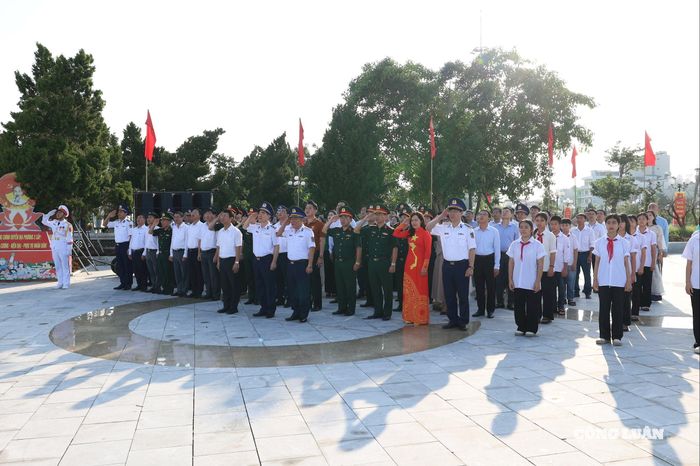 Các đại biểu cùng người dân và các em học sinh dự Lễ Thượng cờ trên đảo Cô Tô.
