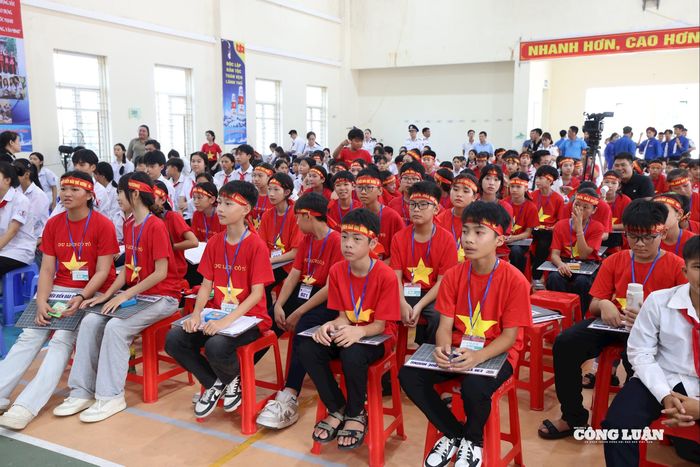 Trong khuôn khổ chương trình, Cảnh sát Biển Việt Nam phối hợp với các đơn vị tổ chức Cuộc thi "Em yêu biển, đảo quê hương" cho các học sinh khối trung học cơ sở bằng hình thức trực tiếp.