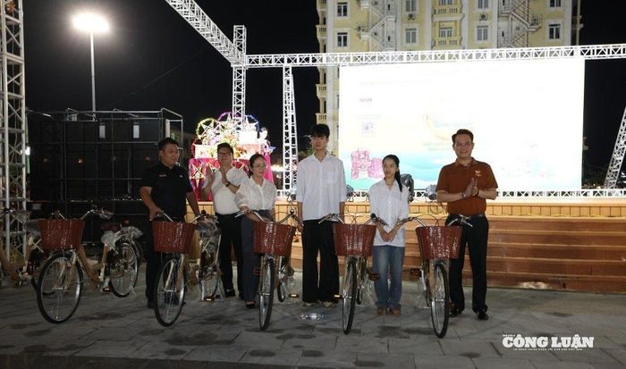 Hàng trăm phần quà, học bổng được trao tận tay học sinh đảo xa – món quà muộn nhưng đầy ắp yêu thương.