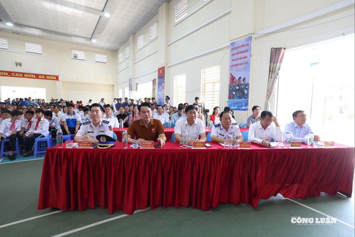 Cuộc thi "Em yêu biển, đảo quê hương" thu hút sự quan tâm đặc biệt của người dân địa phương.