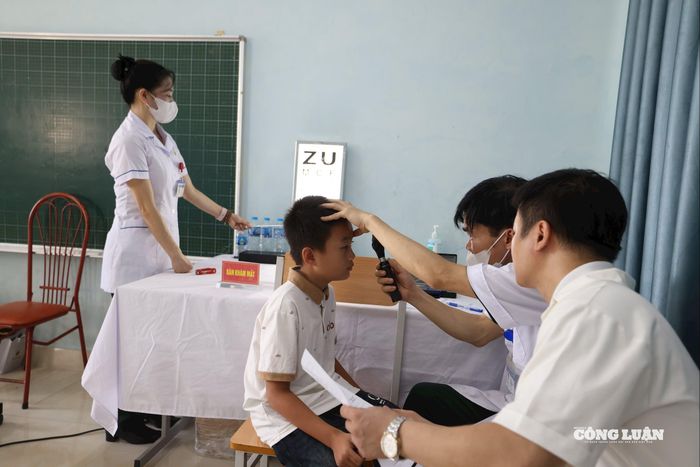 Bệnh viện Quân y 354 tổ chức khám mắt, cấp thuốc miễn phí cho học sinh trên đảo Cô Tô.