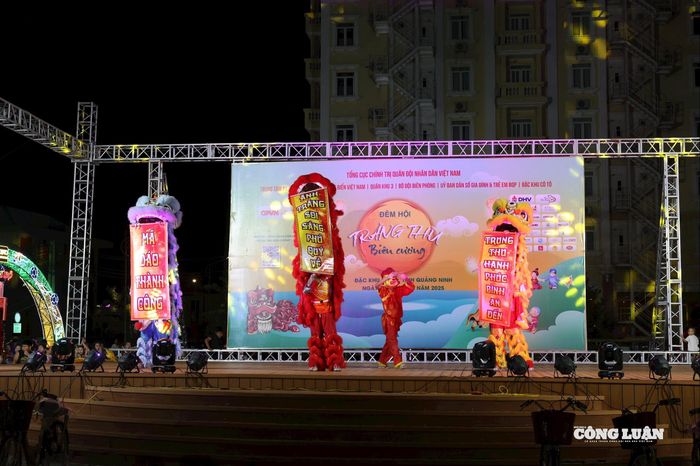 Tiết mục múa lân rộn ràng trong đêm “Trăng thu muộn”, thắp sáng tiếng cười nơi đầu sóng ngọn gió.