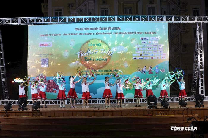 Khi yêu thương vượt qua bão gió, ánh trăng muộn vẫn tròn đầy niềm vui tuổi thơ - trăng có thể muộn, nhưng yêu thương thì chưa bao giờ vơi.