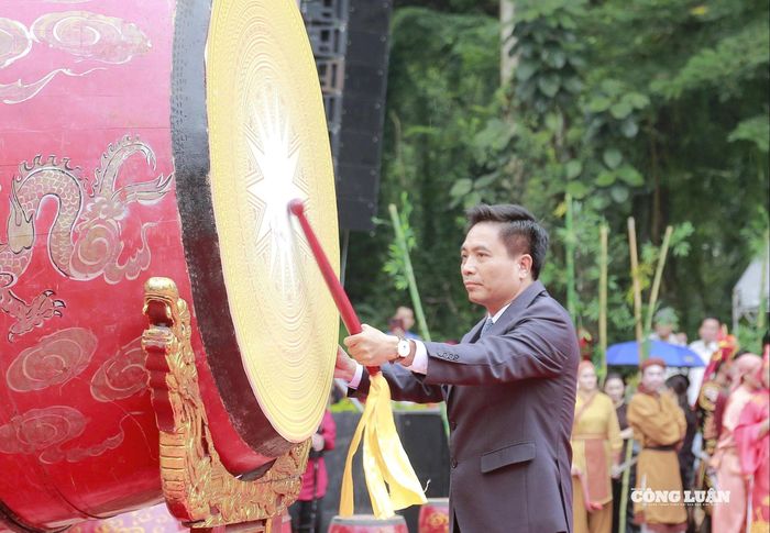 Ủy viên Trung ương Đảng, Bí thư Tỉnh ủy Thanh Hóa đánh trống khai hội