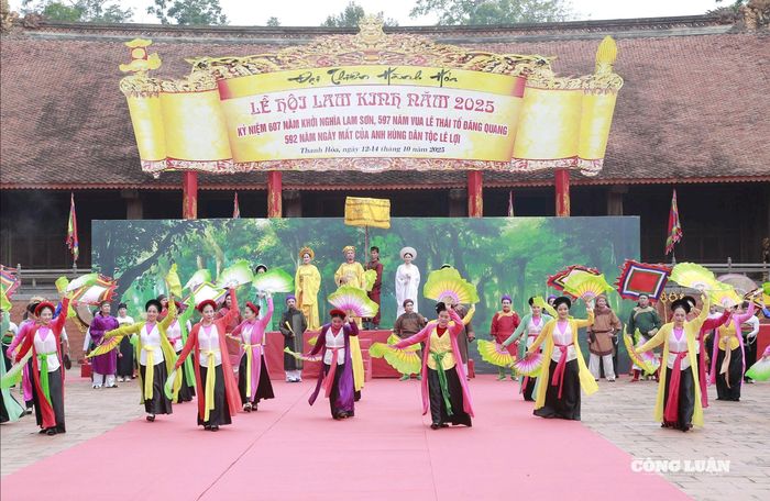 Chương trình nghệ thuật tại lễ hội