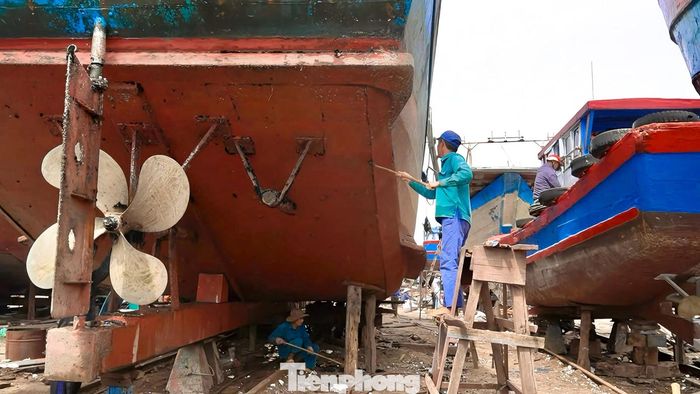  Ông Nguyễn Hậu - chủ 3 tàu cá tại phường Sơn Trà - chia sẻ: “Ngư dân chúng tôi đi biển không chỉ để mưu sinh mà còn vì trách nhiệm bám biển, giữ nghề. Nhưng chi phí hiện nay quá cao, trong khi tiền hỗ trợ nhiên liệu lại chậm. Mong các cấp có chính sách phù hợp để bà con yên tâm vươn khơi, bám biển lâu dài”. Nhiều ngư dân mong các quy định giữa Đà Nẵng và Quảng Nam sớm được thống nhất, bởi sau khi sáp nhập, sự khác biệt trong quy trình, điều kiện xác nhận chuyến biển và hình thức kiểm tra khiến nhiều hồ sơ bị kéo dài, ảnh hưởng đến việc nhận tiền đúng thời hạn. 
