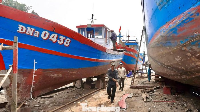  Ông Cao Văn Minh - Chủ tịch Nghiệp đoàn nghề cá Nại Hiên Đông (cũ) - cho biết việc hỗ trợ nhiên liệu cho ngư dân đã được triển khai nhiều năm qua, tuy nhiên sau khi Đà Nẵng và Quảng Nam sáp nhập lại đã phát sinh một số vướng mắc. Theo ông Minh, việc chậm thanh toán, chi trả tiền hỗ trợ đã khiến nhiều hộ ngư dân rơi vào cảnh khó khăn. Thiếu vốn xoay vòng, không có tiền tu bổ tàu thuyền, máy móc, ngư cụ cho mùa biển mới, nhiều người phải vay ngân hàng và đối mặt với nguy cơ nợ xấu. 