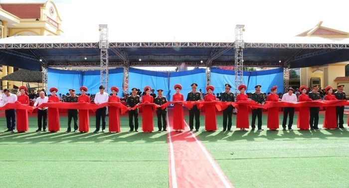 Các đại biểu cắt băng khánh thành Nhà tưởng niệm các Anh hùng liệt sĩ LLVT Quân khu 3.