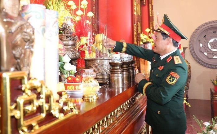 Thượng tướng Vũ Hải Sản, Ủy viên Trung ương Đảng, Ủy viên Quân ủy Trung ương, Thứ trưởng Bộ Quốc phòng dâng hương tại Nhà tưởng niệm các Anh hùng liệt sĩ LLVT Quân khu 3.