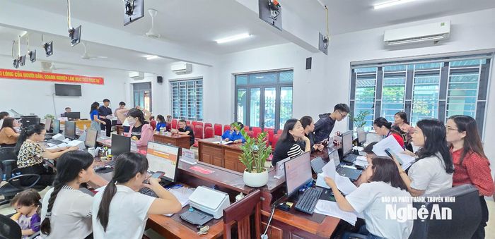 Cán bộ, công chức UBND phường Cửa Lò hướng dẫn, giải quyết và trả kết quả thủ tục hành chính cho người dân trong ngày thứ Bảy. Ảnh: Mai Hoa