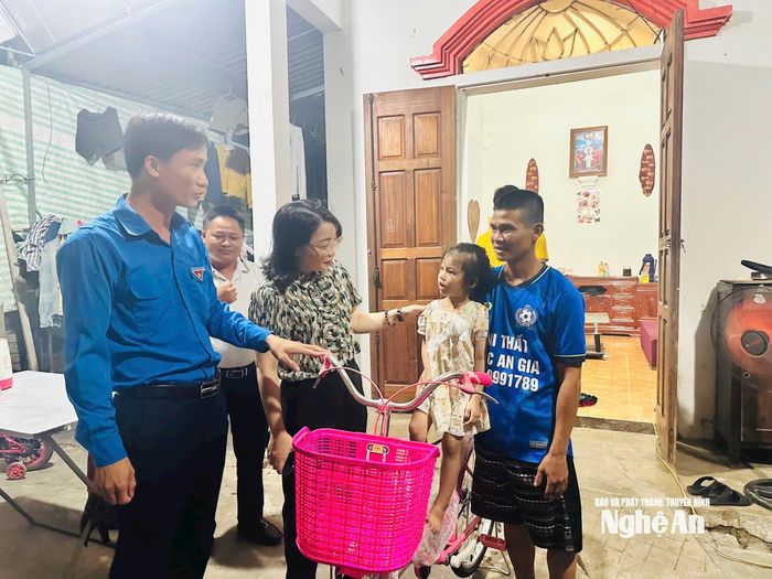 Lãnh đạo Ban Tuyên giáo và Dân vận thăm, tặng quà đồng bào các dân tộc các xã miền Tây Nghệ An.