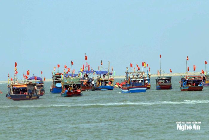 Tàu thuyền đánh cá ra khơi. Ảnh: Thanh Quỳnh