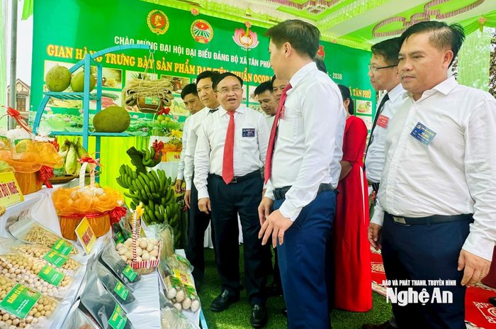 Đồng chí Ngọc Kim Nam - Ủy viên Ban Thường vụ, Trưởng ban Tuyên giáo và Dân vận Tỉnh ủy thăm gian hàng trưng bày sản phẩm của xã Tân Phú. Ảnh: P.V