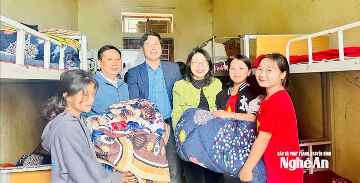 Lãnh đạo Ban Tuyên giáo và Dân vận thăm, tặng quà đồng bào các dân tộc các xã miền Tây Nghệ An.