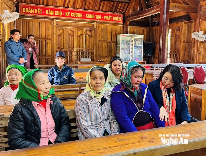 Lãnh đạo Ban Tuyên giáo và Dân vận thăm, tặng quà đồng bào các dân tộc các xã miền Tây Nghệ An.