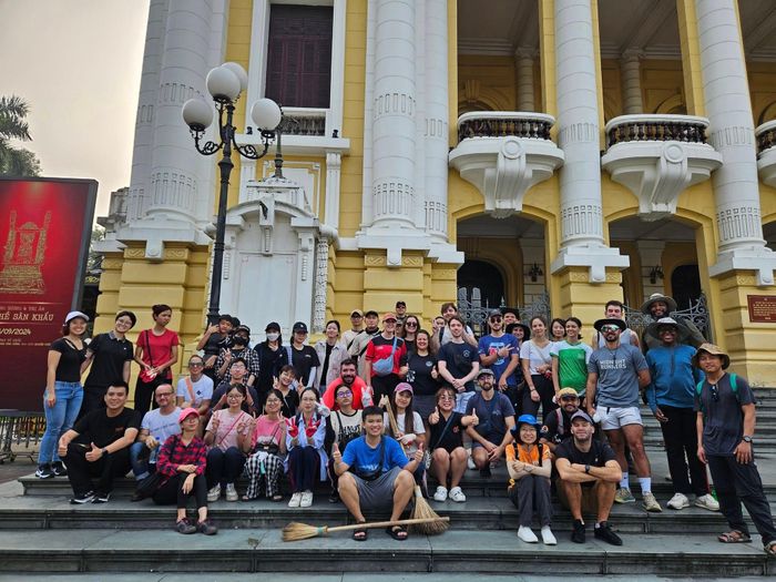 Các tình nguyện viên tham gia “Hà Nội, we are here!” - một chương trình dọn vệ sinh do Tubudd khởi xướng. Ảnh: NVCC