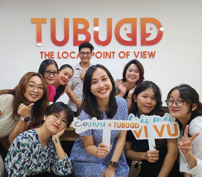 Bà Vũ Thị Thái An (ngoài cùng bên trái) cùng các cộng sự. Ảnh: NVCC