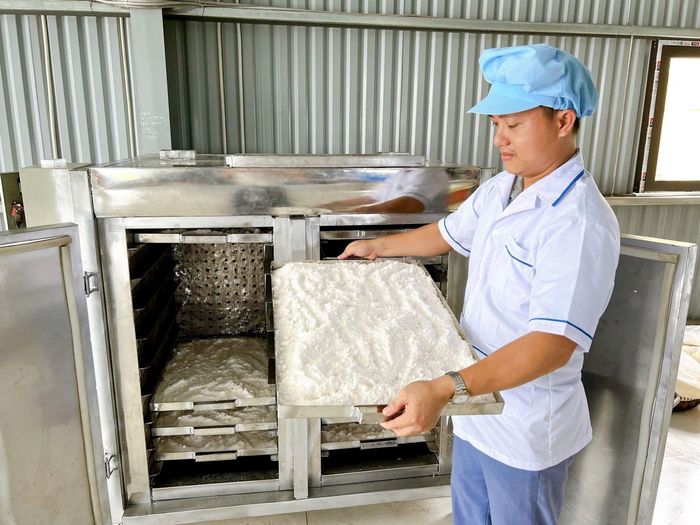 Ông Hồ Xuân Vinh với sản phẩm muối hầm được làm bằng công nghệ Nanosalt. Ảnh: NVCC