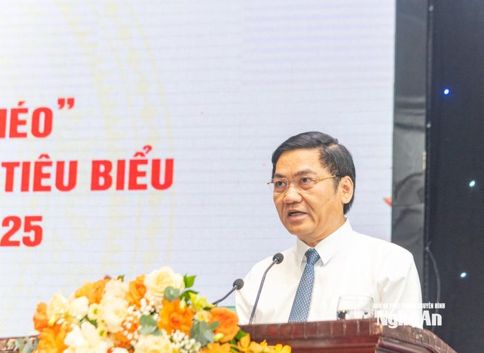 Đồng chí Hoàng Nghĩa Hiếu - Phó Bí thư Thường trực Tỉnh ủy, Chủ tịch HĐND tỉnh phát biểu chỉ đạo hội nghị. Ảnh: Minh Quân