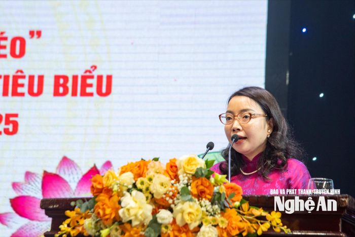 Đồng chí Nguyễn Thị Thơm - UV BCH Đảng bộ tỉnh, Phó Trưởng Ban Tuyên giáo và Dân vận Tỉnh ủy phát biểu khai mạc hội nghị. Ảnh: Minh Quân