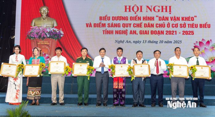 Trao Bằng khen của UBND tỉnh cho 10 điển hình “Dân vận khéo” tỉnh Nghệ An giai đoạn 2021-2025. Ảnh: Minh Quân