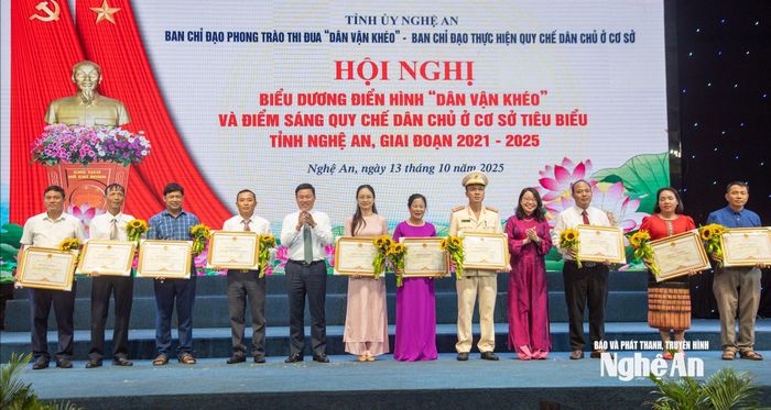 Trao Bằng khen của UBND tỉnh cho 10 điển hình về các điểm sáng thực hiện quy chế dân chủ ở cơ sở giai đoạn 2021-2025. Ảnh: Minh Quân