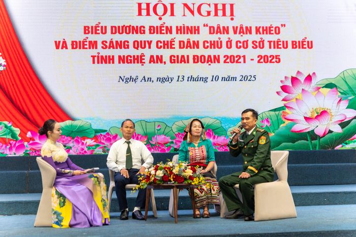Chương trình giao lưu – trao đổi kinh nghiệm giữa các điển hình tiêu biểu. Ảnh: Minh Quân