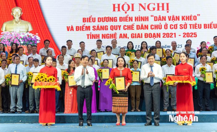Đồng chí Lê Hồng Vinh - Phó Bí thư Tỉnh ủy, Chủ tịch UBND tỉnh và đồng chí Nguyễn Như Khôi - Ủy viên BCH Đảng bộ tỉnh, Phó Chủ tịch HĐND tỉnh trao trao giấy chứng nhận cho các tập thể, cá nhân là điểm sáng quy chế dân chủ ở cơ sở tỉnh Nghệ An giai đoạn 2021-2025. Ảnh: Minh Quân