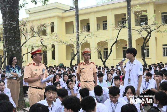 Các em học sinh tham gia trả lời câu hỏi. Ảnh: PV