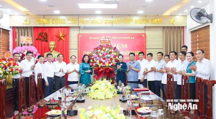 Đoàn công tác tặng hoa chúc mừng Ủy ban Kiểm tra Tỉnh ủy. Ảnh: Mai Hoa