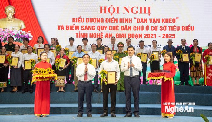 Đồng chí Hoàng Nghĩa Hiếu - Phó Bí thư Thường trực Tỉnh ủy, Chủ tịch Hội đồng nhân dân tỉnh và đồng chí Ngọc Kim Nam – Ủy viên Ban Thường vụ, Trưởng ban Tuyên giáo và Dân vận Tỉnh ủy trao giấy chứng nhận cho các tập thể, cá nhân là điển hình Dân vận khéo tỉnh Nghệ An giai đoạn 2021-2025. Ảnh: Minh Quân